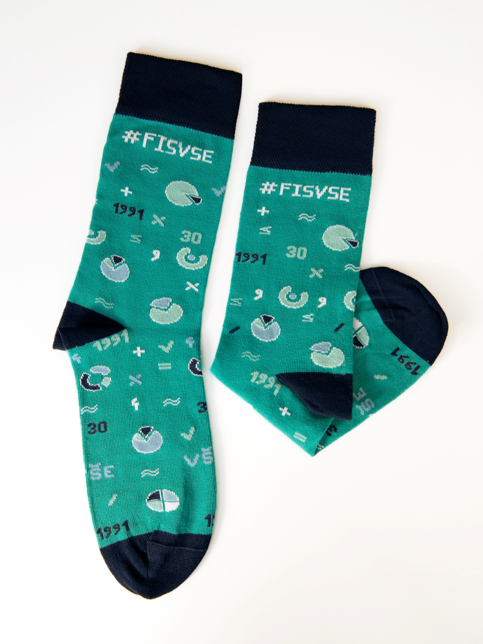 Vysoké ponožky s ikonickou barvou FISu s grafikou bílých a černých grafů a čísel. Oblast prstů, paty a horní část jsou vyplněny černou barvou.