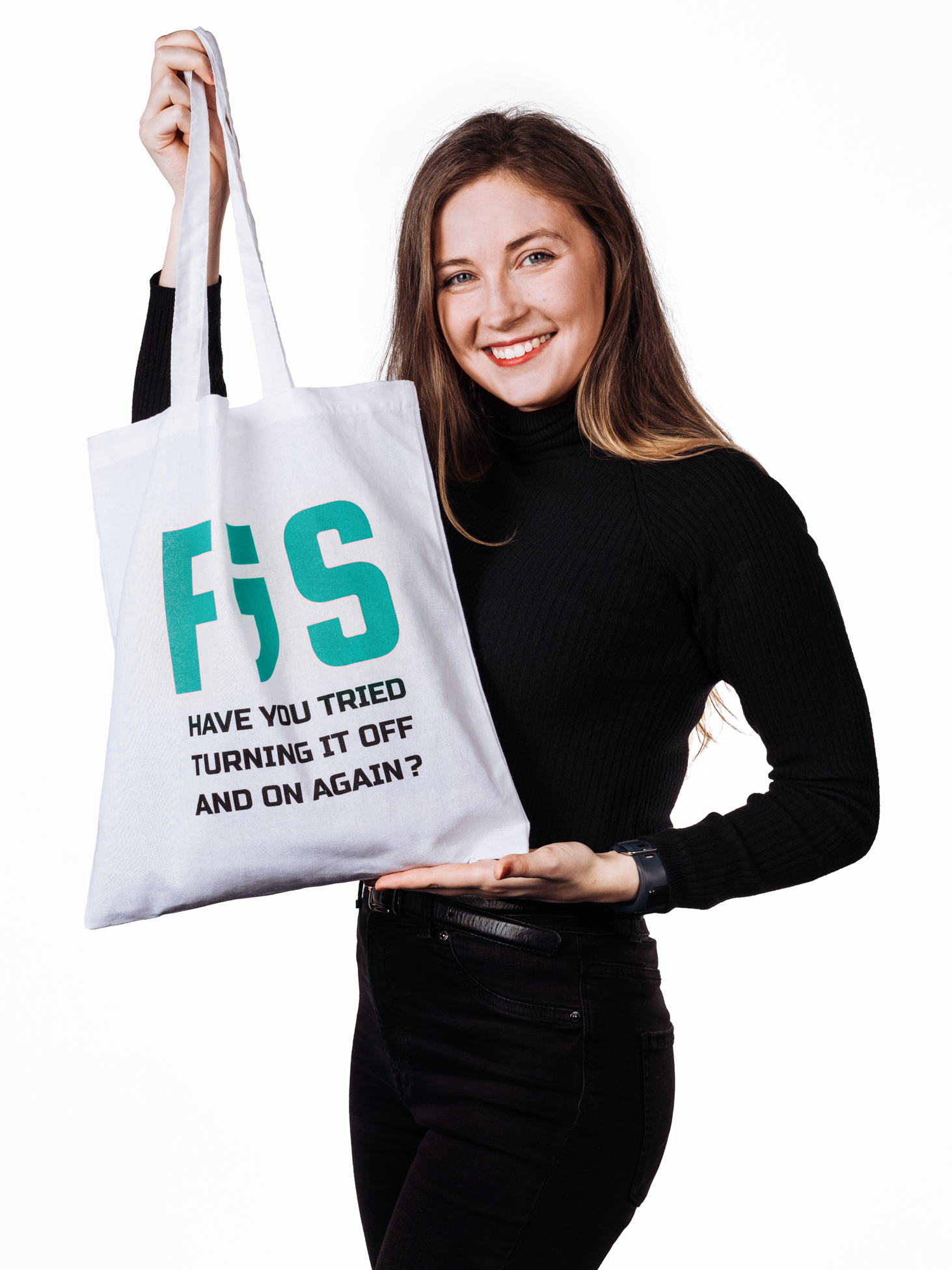 Bílá plátěná taška s velkým textem F;S s barvou ikonické FISácké zelené. Pod ním černý text o trochu menší velikosti "Have you tried turning it off and on again?".