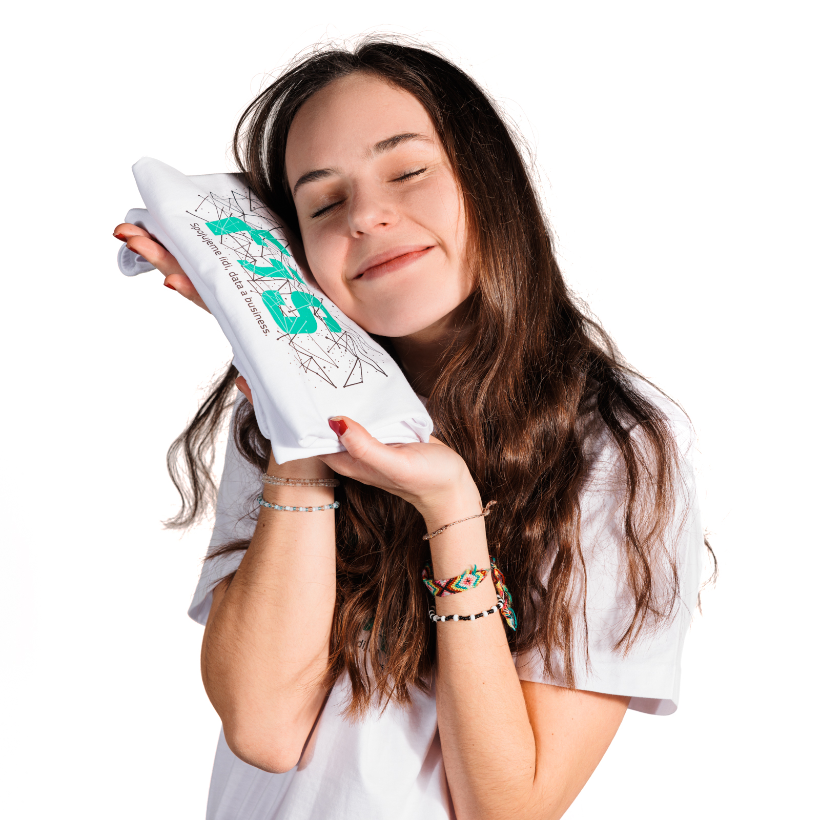 Triko bílé barvy s velkým nápisem F;S přes hrudník, pod nímž se nachází decentní grafika černých čar a teček. Pod grafikou se nachází černý text Spojujeme lidi, data a business.