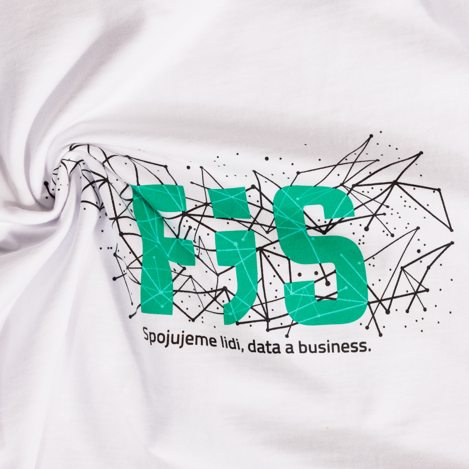 Triko bílé barvy s velkým nápisem F;S přes hrudník, pod nímž se nachází decentní grafika černých čar a teček. Pod grafikou se nachází černý text Spojujeme lidi, data a business.