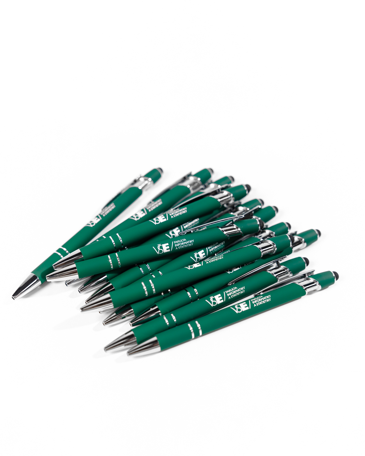 Cvakací zelená FIS propiska se stříbrnými detaily, logem fakulty a černou gumou na konci.