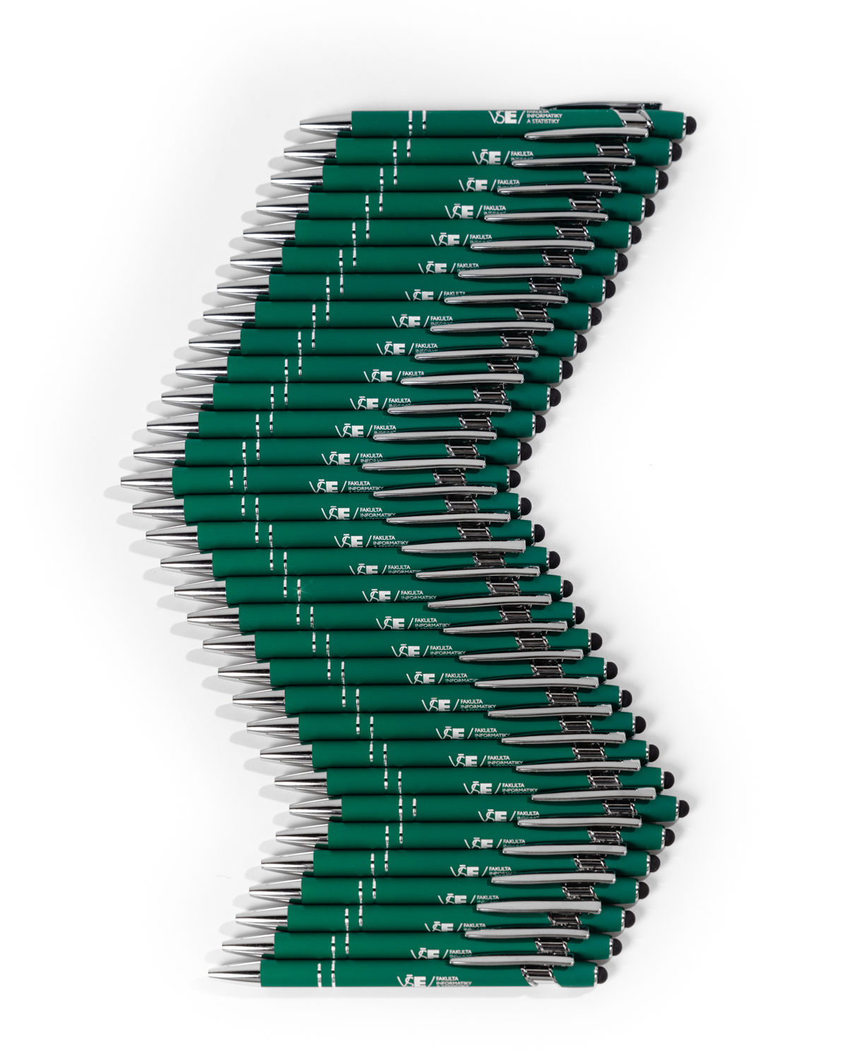 Cvakací zelená FIS propiska se stříbrnými detaily, logem fakulty a černou gumou na konci.